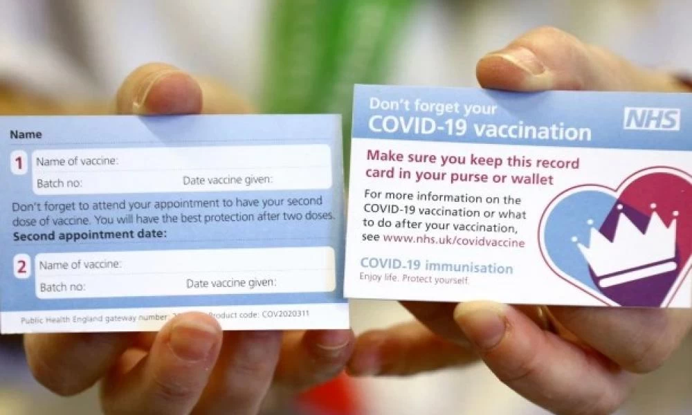 Βρετανία: Μαζί με τον εμβολιασμό οι πολίτες θα παίρνουν "δώρο" και τις ταυτότητες